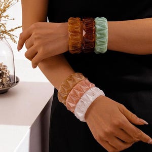 Chunky Resin Stretch Armbänder für Frauen - Elastischer Armreifen Schmuck in80&#39;s Retro Farben, leichtes Statement Zubehör