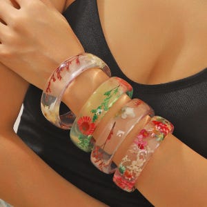 Handmade Real Flower Resin Bangle Bracelet – Colorful Dried Floral Jewelry – Botanical Resin Cuff – Nature Inspired Gift for Her