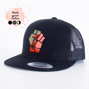 Gorra Resistencia Puño en Alto | Gorra Trucker Activista | Snapback Militante | Streetwear Unisex Político