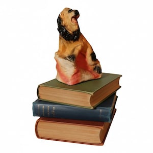 Könnte beinhalten: Rustikales Holzschild mit dem Text "Welcome to our home" in weißer Schrift. Das Schild hat eine Used-Optik und ein schlichtes, einladendes Design, ideal für die Dekoration der Haustür.