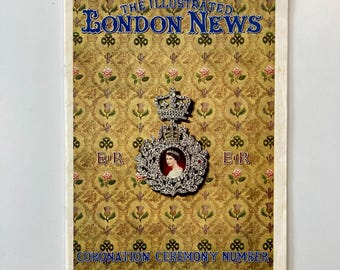 Può includere: Una copertina di rivista vintage con un motivo floreale giallo e oro con uno stemma reale al centro. Lo stemma presenta un ritratto della regina Elisabetta II e le lettere "E R" su entrambi i lati. Il titolo della rivista è "The Illustrated London News" e il testo "Coronation Ceremony Number" è stampato sotto lo stemma.