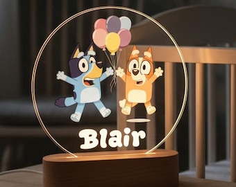 Aangepast Bluey-nachtlampje met naam, gepersonaliseerd Bluey LED-nachtlampje, Bluey schattige regenboogplaquette, 1e verjaardagscadeau voor kinderen, doopcadeaus