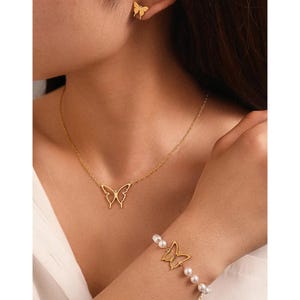 Collar de mariposa de oro de 18 quilates, collar de mariposa diminuta con perlas, collar colgante delicado, regalo para esposa, gargantilla de mariposa, regalo