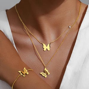 Collar de mariposa de oro de 18 quilates, juego de collar, pulsera y pendientes con forma de mariposa diminuta: delicado collar con colgante, regalo para esposa, hija y el Día de la Madre