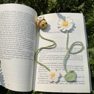 Gehäkelte Blumen Lesezeichen – Rote Rose, Sonnenblume, Gänseblümchen & Biene – 22 cm Handgemachte Geschenke für Buchliebhaber, Leser, Lehrer, Frauen, Freunde