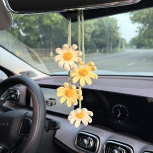 Handmade Crochet Daisy Rearview Mirror Hanger: 43cm Adjustable Soft Car Charm for Plant Lovers, Room or Bag Decor in 4 Colors, Gift for Her