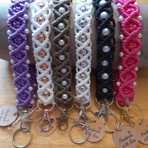 Llavero de macramé hecho a mano con cuentas acrílicas, accesorio único para llaves, regalo perfecto para ella, elegante accesorio para llavero