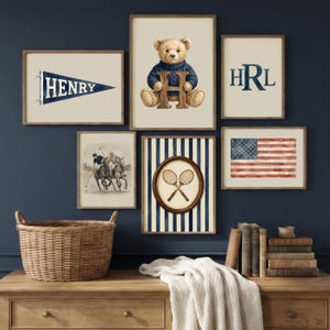 Puede incluir: Una colección de arte mural enmarcadas con un tema preppy. Incluye una bandera americana en acuarela, una impresión con temática de tenis, una escena de polo, un oso sosteniendo la letra "H", un banderín con el nombre "HENRY" y un monograma.