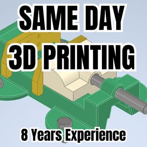 Op de afbeelding: Een groene en bruine 3D-printbankschroef met de tekst "SAME DAY 3D PRINTING" en "8 Years Experience" in een vet, wit lettertype. De bankschroef heeft een zilveren handvat en staat tegen een lichtblauwe achtergrond.