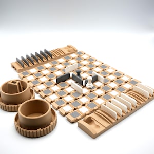 Könnte beinhalten: Ein modulares Schachspiel in Beige und Grau. Das Brett besteht aus einzelnen Quadraten mit grauen und weißen Figuren. Zwei runde Behälter und ein Teilehalter sind ebenfalls enthalten.