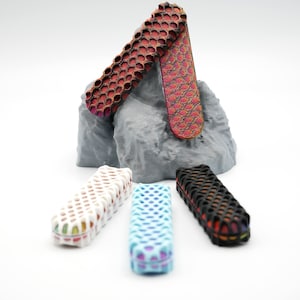 Può includere: Cinque diverse scale per coltelli con un motivo a nido d'ape. Le scale sono realizzate in un materiale resistente e sono disponibili in una varietà di colori.