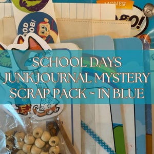 Confezione di ritagli "School Days Junk Journal Mystery" in blu, per il Junk Journaling, lo Scrapbooking e il fai da te di ogni tipo! Ricca di sorprese!
