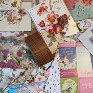 ¡Nuevo en mi tienda! Paquete misterioso de 100 piezas de Junk Journal para scrapbooking, manualidades y mucho más. ¡Incluye artículos vintage y efímeras!