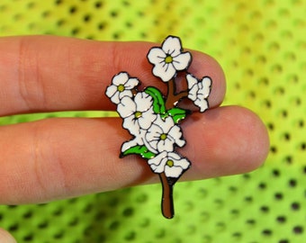 Emaille pin met witte bloesem – delicaat bloemdessin, perfect voor natuurliefhebbers, tuiniers en speldenverzamelaars. Leuk cadeau-idee