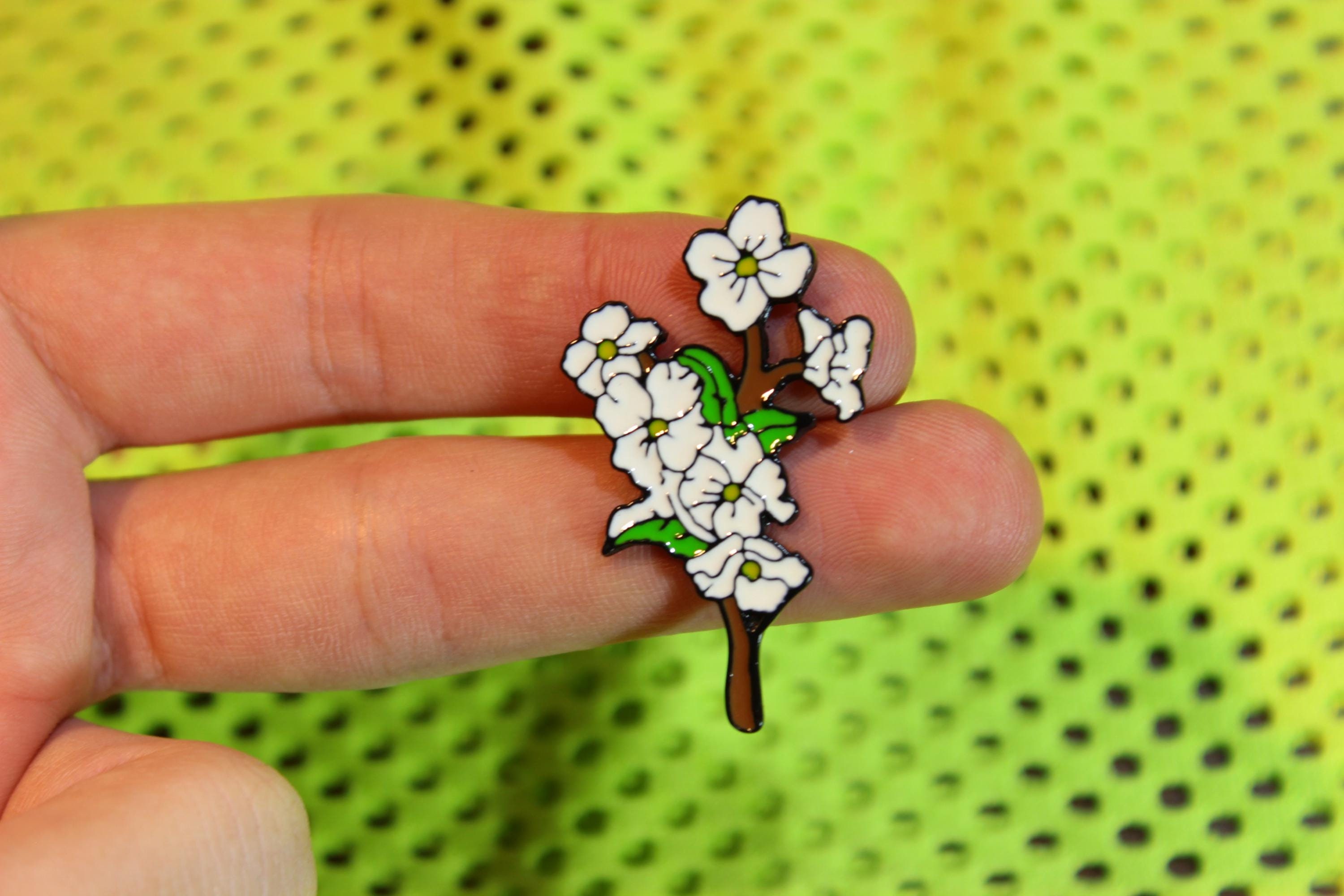 White Blossom Enamel Pin – Delicate Floral Design, Perfect for Nature Enthusiasts, Gardeners, and Pin Collectors. Lovely Gift Idea