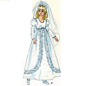 Pode incluir: Um vestido de noiva branco com saia longa, mangas bufantes e um design floral. O vestido tem uma faixa na cintura e um véu.