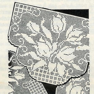 Op de afbeelding: Zwart-witte afbeelding van een haakpatroon met bloemmotieven. Het patroon is gemaakt van kleine vierkanten en cirkels.