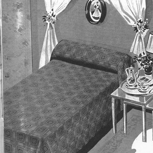 Puede incluir: Una imagen en blanco y negro de un dormitorio con una cama, una mesita de noche y un espejo. La cama tiene una colcha estampada y una almohada blanca. La mesita de noche tiene una jarra y tazas encima. El espejo es ovalado y tiene un marco blanco.