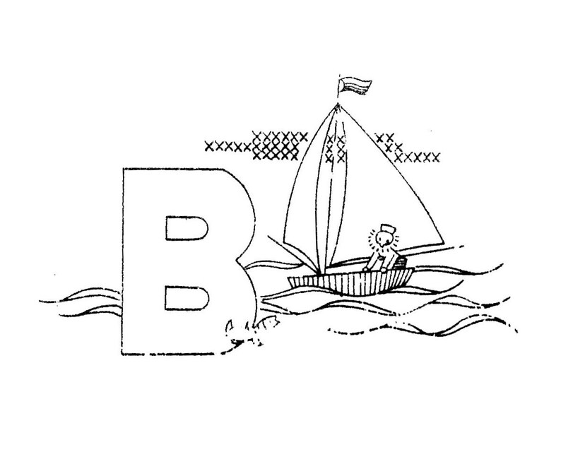 Puede incluir: Una ilustraci&oacute;n en blanco y negro de la letra "B" con un velero en el agua. El velero tiene una sola vela y una persona sentada en el barco.