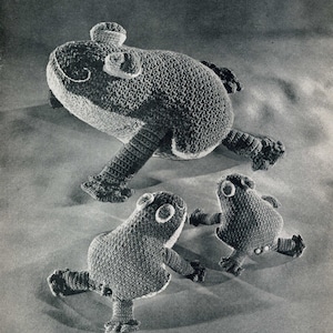 Digital Crochet PATTERN Frogs in 3 sizes A Frog He Would A - Wooing Go 1940&#39;s Nursery Rhyme toys PDF instant download