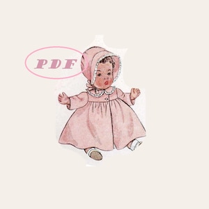 Op de afbeelding: Een vintage naaipatroon voor een babypopjurk en een muts. Het patroon is geïllustreerd met een pop die een roze jurk en een muts draagt.