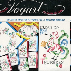 Puede incluir: Patrón de transferencia Vogart vintage con diseños de gallos coloridos para la cocina. La imagen incluye un delantal, paños de cocina, agarraderas y un calendario con los días de la semana. El texto dice "Clean on Thursday."