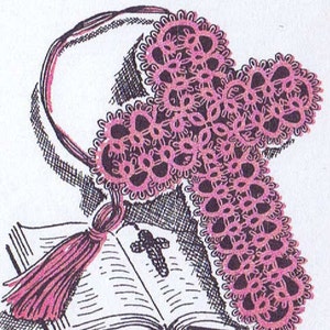 Puede incluir: Un marcapáginas de punto de cruz rosa con un borla. El marcapáginas está colocado encima de un libro cerrado con un diseño de cruz en la portada.