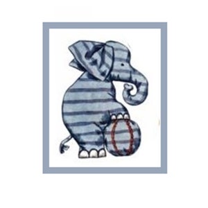 Pode incluir: Um elefante listrado de azul e branco com uma bola de beisebol vermelha e branca. O elefante está segurando a bola de beisebol na sua tromba.