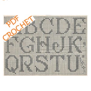 Puede incluir: Un gráfico de alfabeto de ganchillo en blanco y negro con las letras de la A a la U. Las letras están en un estilo de bloque y se muestran en una cuadrícula. Las palabras "PDF CROCHET" están en texto naranja en la esquina superior izquierda.