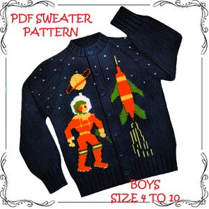 Könnte beinhalten: Ein PDF-Strickmuster für einen blauen Pullover mit Weltraumthema. Der Pullover zeigt einen Astronauten, eine Rakete und Planeten. Das Muster ist für Jungen in den Größen 4 bis 10.