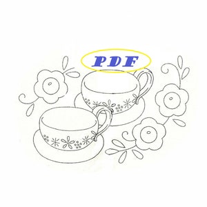 Könnte beinhalten: Eine Schwarzweiß-Zeichnung von zwei Teetassen mit Blumendesigns und einer Untertasse. Die Teetassen haben einen Henkel auf der rechten Seite und ein Blumendesign an der Seite. Die Teetassen sind von Blumendesigns umgeben.