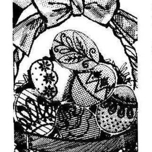 Könnte beinhalten: Eine Schwarzweißillustration eines Korbs gefüllt mit Ostereiern, einer Schleife und zwei Hasen. Die Eier sind mit Blumenmustern verziert. Der Korb ist von einem Kranz umgeben.