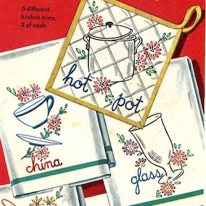 Puede incluir: Cinco diseños diferentes para toallas de cocina con motivos florales bordados y texto. Los diseños incluyen una olla caliente, una taza de porcelana, un vaso, una cuchara y un tenedor. Cada diseño se repite dos veces.