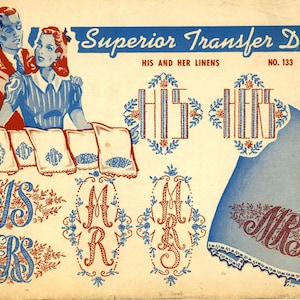 Op de afbeelding: Vintage "Superior Transfer Design" transfervel met illustraties van een stel en diverse borduurontwerpen voor linnen. De ontwerpen omvatten "HIS" en "HERS" in sierlijk schrift, monogramopties en een "MRS"-ontwerp.