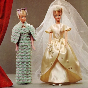 Puede incluir: Dos muñecas vestidas con atuendos formales. La muñeca de la izquierda lleva un vestido verde con lentejuelas y una chaqueta a juego. La muñeca de la derecha lleva un vestido de novia de satén blanco con velo y un pequeño ramo de flores.