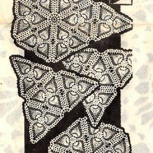 Op de afbeelding: Een zwart-wit afbeelding met drie driehoekige gehaakte doilies met een ananasmotief. De doilies worden getoond op een witte achtergrond met de tekst "TRIANGULAR PINEAPPLE MOTIFS" bovenaan de afbeelding.