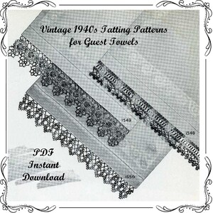 Pode incluir: Padrões de tatting vintage da década de 1940 para toalhas de hóspedes. A imagem mostra três exemplos de toalhas de hóspedes com bordas de renda intrincadas. O texto "PDF Download Instantâneo" também é visível. As toalhas são exibidas em um fundo cinza claro.