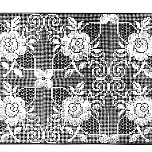 Op de afbeelding: Zwart-wit gepixelde afbeelding van een herhalend patroon van rozen en bladeren. Het ontwerp is symmetrisch en heeft een bloemmotief.
