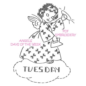 K&ouml;nnte beinhalten: Schwarzwei&szlig;es Kreuzstich-Stickmuster eines Engels, der ein Banner mit dem Wort "DIENSTAG" auf einer Wolke h&auml;lt. Das Muster tr&auml;gt den Titel "Angels Days of the Week" und ist f&uuml;r PDF-Stickerei bestimmt.