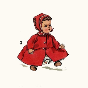 Könnte beinhalten: Ein roter Kapuzenmantel mit weißen Verzierungen und Knöpfen. Der Mantel wird von einer Puppe mit braunen Haaren und einem weißen Kleid getragen.