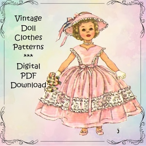 Può includere: Modelli di vestiti per bambole vintage, download digitale PDF. Un vestito rosa con bordino in pizzo e un cappello bianco sono mostrati su una bambola.