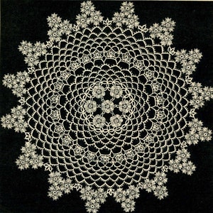 Puede incluir: Un encaje de ganchillo blanco con un diseño circular que presenta un motivo central de flor rodeado de anillos concéntricos de flores más pequeñas.