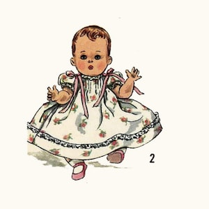 Könnte beinhalten: Eine Vintage-Illustration einer Babypuppe, die ein weißes Kleid mit rosafarbenem Blumendruck und einem rosafarbenen Band trägt. Die Puppe hat braunes Haar und trägt rosa Schuhe.