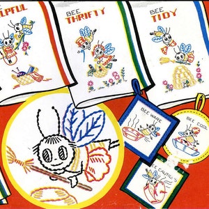 Op de afbeelding: Een set van vijf geborduurde theedoeken met een bijenmotief. Elke theedoek heeft een ander bijenmotief en tekst, waaronder "Bee Helpful", "Bee Thrifty", "Bee Tidy", "Bee Ware" en "Bee Cool".