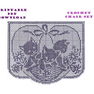 Puede incluir: Patrón de crochet para un juego de sillas imprimible, con un diseño floral. El patrón está en blanco y negro y está disponible para descargar como PDF.