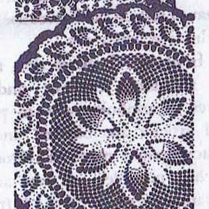 Könnte beinhalten: Nahaufnahme einer weißen Häkeldeckchen mit einem schwarz-weißen Blumendesign. Die Deckchen ist aus zarter Spitze gefertigt und hat eine runde Form.