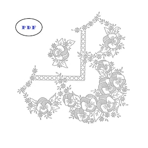 Op de afbeelding: Zwart-witte lijntekening borduurpatroon met een bloemmotief met viooltjes en kleine bloemen. Het patroon heeft de vorm van een gestileerde letter L.