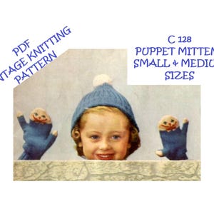 Op de afbeelding: Vintage breipatroon voor poppenwantjes in kleine en middelgrote maten. Het patroon is geïllustreerd met een kind dat een blauwe gebreide muts draagt en twee poppenwantjes vasthoudt.