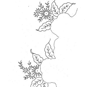 Op de afbeelding: Een zwart-witte lijntekening van een bloemenstickmotief met bladeren en bloemen. Het ontwerp is perfect voor een knutselproject of om te gebruiken als inspiratie voor een nieuw borduurpatroon.