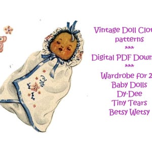 Op de afbeelding: Vintage poppenkledingpatronen voor 50 cm babypoppen. De digitale PDF-download bevat patronen voor Dy-Dee, Tiny Tears en Betsy Wetsy poppen. De afbeelding toont een pop die een witte en blauwe baby-muts en een jurk draagt.
